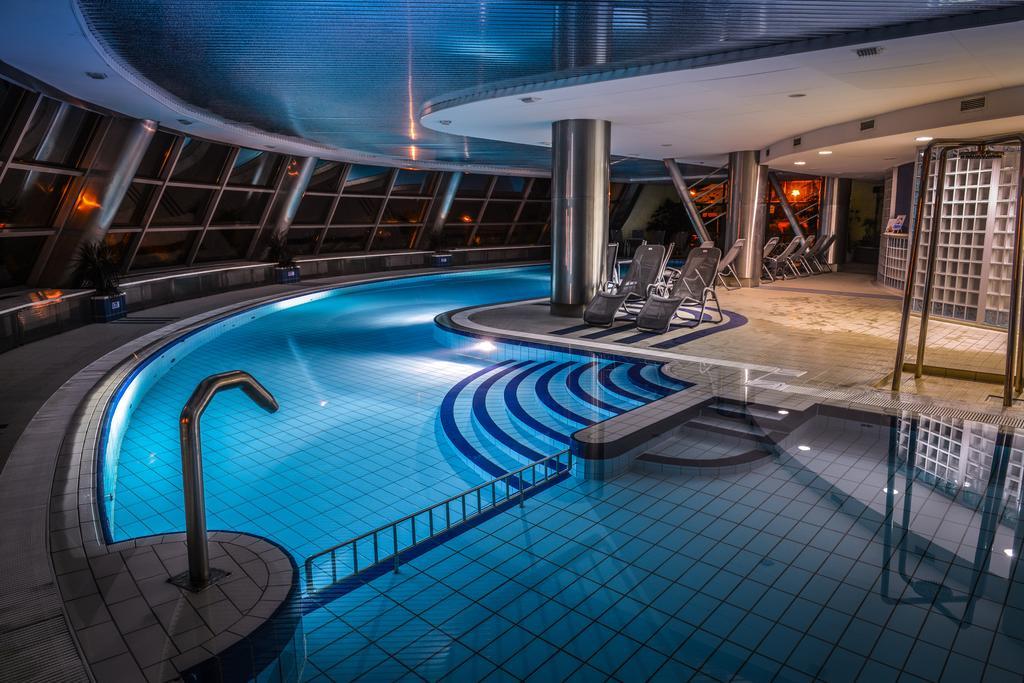 Hotel Belweder Ustroń Esterno foto The swimming pool at the hotel