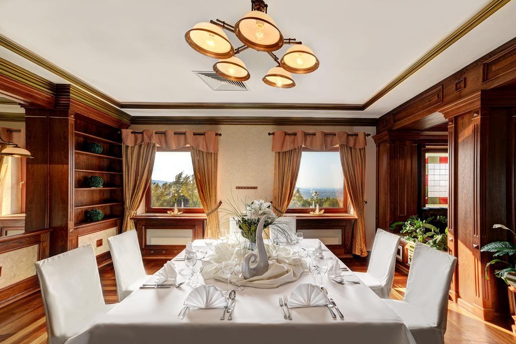 Hotel Belweder Ustroń Esterno foto A dining room