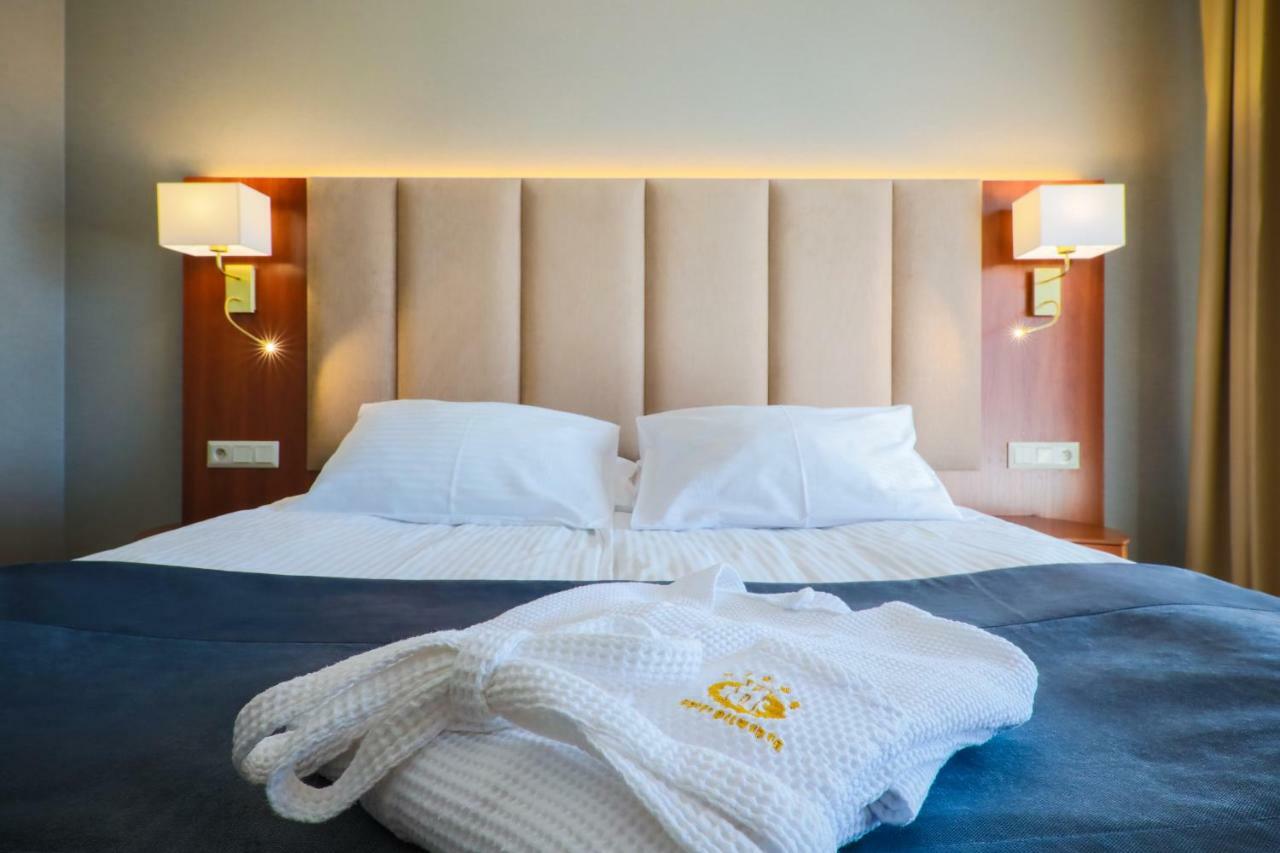 Hotel Belweder Ustroń Esterno foto A bed with a duvet