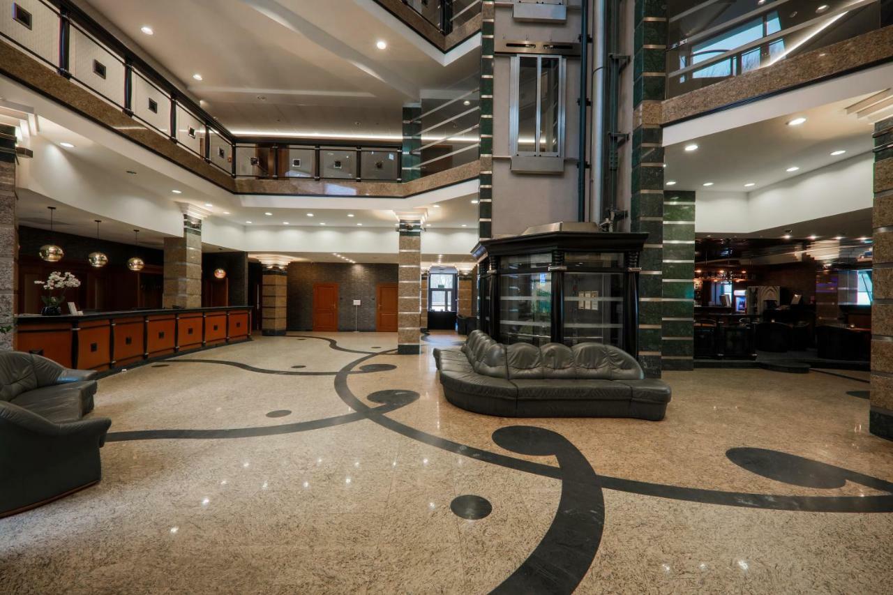 Hotel Belweder Ustroń Esterno foto The lobby of the hotel
